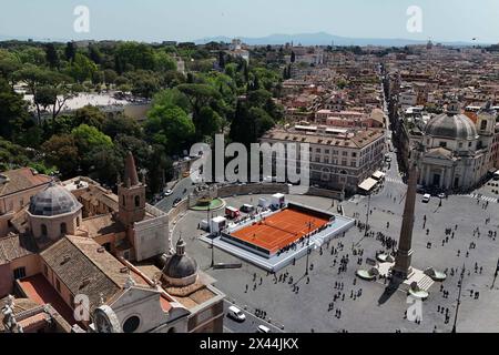 Roma, Italie. 30 avril 2024. Le court de tennis installé à Rome sur la Piazza del Popolo pour l'Internazionali BNL d'Italia 2024. Italie - mardi 30 avril 2024 - Tennis sportif ( photo par Alfredo Falcone/LaPresse ) crédit : LaPresse/Alamy Live News Banque D'Images