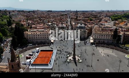 Roma, Italie. 30 avril 2024. Le court de tennis installé à Rome sur la Piazza del Popolo pour l'Internazionali BNL d'Italia 2024. Italie - mardi 30 avril 2024 - Tennis sportif ( photo par Alfredo Falcone/LaPresse ) crédit : LaPresse/Alamy Live News Banque D'Images