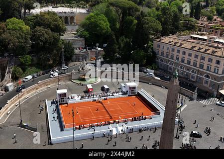 Roma, Italie. 30 avril 2024. Le court de tennis installé à Rome sur la Piazza del Popolo pour l'Internazionali BNL d'Italia 2024. Italie - mardi 30 avril 2024 - Tennis sportif ( photo par Alfredo Falcone/LaPresse ) crédit : LaPresse/Alamy Live News Banque D'Images