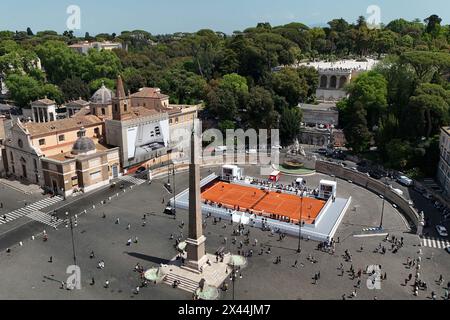 Roma, Italie. 30 avril 2024. Le court de tennis installé à Rome sur la Piazza del Popolo pour l'Internazionali BNL d'Italia 2024. Italie - mardi 30 avril 2024 - Tennis sportif ( photo par Alfredo Falcone/LaPresse ) crédit : LaPresse/Alamy Live News Banque D'Images