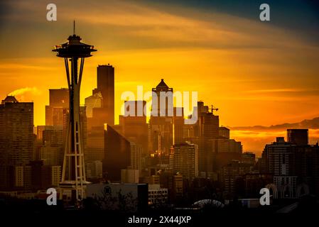 États-Unis, État de Washington, Seattle. Aube sur Seattle depuis un parc sur Queen Anne Hill avec Mt. Rainier en arrière-plan. Banque D'Images