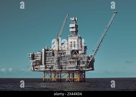 Vue panoramique de la plate-forme offshore jack Up dans la mer dans la journée. Banque D'Images