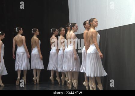 Gijon, Espagne. 28 avril 2024. Association professionnelle de danse des Asturies. 'Chorégraphie conjointe' et salle de classe ouverte avec Álvaro Rodríguez Piñera pour célébrer la Journée internationale de la danse à Gijon, Espagne, le 28 avril 2024. (Photo de Mercedes Menendez/Pacific Press/SIPA USA) crédit : SIPA USA/Alamy Live News Banque D'Images