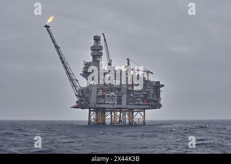 Vue panoramique d'une plate-forme de forage offshore à l'horizon par une journée nuageuse grise dans la mer. Banque D'Images