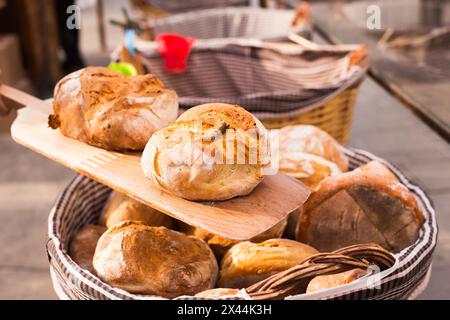 Brioches dorées de pain de blé fraîchement cuit Banque D'Images