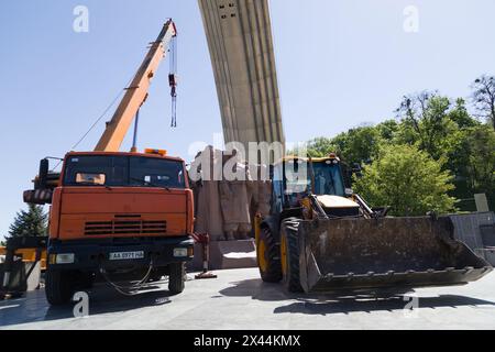 Non exclusif : KIEV, UKRAINE - 30 AVRIL 2024 - le démantèlement du monument commémorant l'Accord de Pereiaslav, une réunion officielle qui convive Banque D'Images