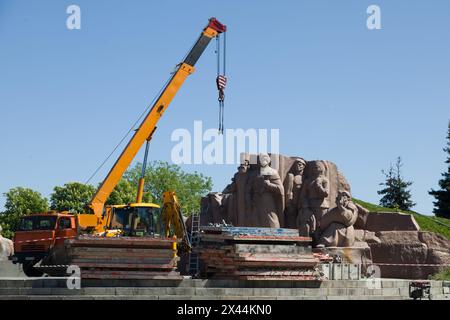 Non exclusif : KIEV, UKRAINE - 30 AVRIL 2024 - le démantèlement du monument commémorant l'Accord de Pereiaslav, une réunion officielle qui convive Banque D'Images