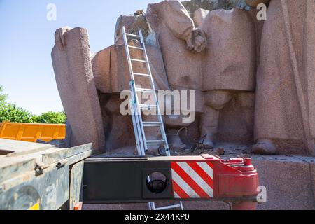 Non exclusif : KIEV, UKRAINE - 30 AVRIL 2024 - le démantèlement du monument commémorant l'Accord de Pereiaslav, une réunion officielle qui convive Banque D'Images