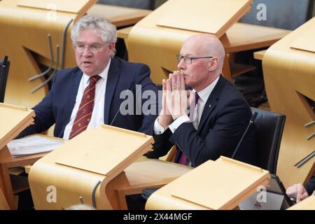 Kenneth Gibson et John Swinney au Parlement écossais à Édimbourg. Le SNP commence la recherche d'un nouveau dirigeant après une journée de drame dans la politique écossaise a vu Humza Yousaf annoncer sa démission de son poste de premier ministre du pays. Date de la photo : mardi 30 avril 2024. Banque D'Images