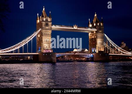 Le Tower Bridge inn London sur la Tamise la nuit Banque D'Images