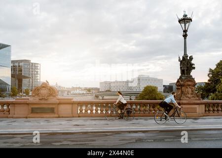 Hommes et femmes professionnels des affaires se rendant au bureau à vélo en ville Banque D'Images