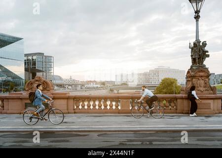 Hommes et femmes professionnels des affaires se rendant au bureau en ville Banque D'Images