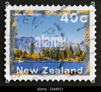 Timbre-poste oblitéré imprimé par la Nouvelle-Zélande, qui montre 'Earnslaw' (ferry), lac Wakatipu, vers 1996. Banque D'Images