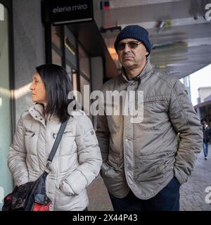 Novara, Italie, 16 janvier 2024 : couple se promenant le long du centre commercial « Vicolungo The style Outlets » Banque D'Images