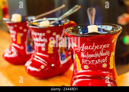 Boisson alcoolisée traditionnelle allemande de vacances - punch (Feuerzangenbowle) en tasse sous forme de chaussure, marché de Noël d'Aix-la-Chapelle, Allemagne Banque D'Images