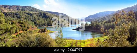 Vue panoramique du réservoir Arminou sur la rivière Dhiarizos dans les montagnes Troodos dans le district de Paphos, République de Chypre Banque D'Images