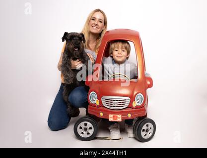 Portrait de famille heureux isolé sur fond blanc. Banque D'Images