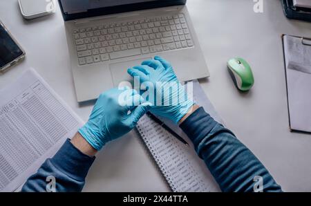 Intégration de la technologie dans la recherche en laboratoire. mains et ordinateur portable, pratiques scientifiques modernes. analyse numérique, traitement efficace de l'information Banque D'Images