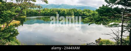 Vue panoramique en été sur le lac Yonko (quatrième) des lacs Shiretoko Goko dans le parc national Shiretoko, Hokkaido, Japon. Banque D'Images