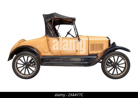 Vue latérale d'une voiture américaine du début du XXe siècle isolée sur fond blanc Banque D'Images
