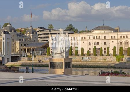 Skopje, Macédoine du Nord - 23 octobre 2023 : Statue en marbre blanc Monument à l'empereur byzantin Justinien sur le fleuve Vardar dans la capitale. Centre-ville. Banque D'Images