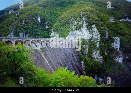 Barrage de gravité Salto à Rieti, Italie, paysage du système hydroélectrique Banque D'Images