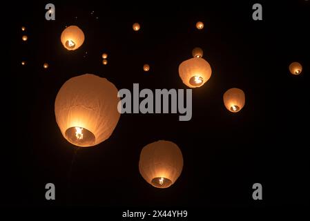 Les bouddhistes du Bangladesh célébreront Prabarana Purnima, leur deuxième plus grande fête religieuse. Lampe flottante des gens sur le festival Probarona Purnima Banque D'Images