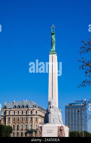 Riga, Lettonie - 09 26 2017 : vue du Monument de la liberté dans le centre-ville de la capitale lettone Riga Banque D'Images