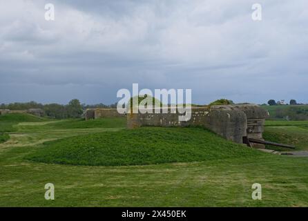 Longues-sur-mer, France - 26 avril 2024 : batterie allemande de longues-sur-mer pendant la seconde Guerre mondiale. Il est le seul dans la région à avoir gardé ses canons Banque D'Images