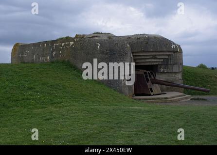 Longues-sur-mer, France - 26 avril 2024 : batterie allemande de longues-sur-mer pendant la seconde Guerre mondiale. Il est le seul dans la région à avoir gardé ses canons Banque D'Images