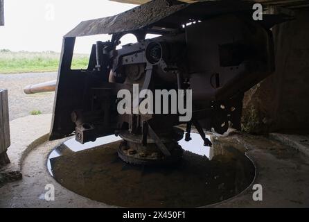 Longues-sur-mer, France - 26 avril 2024 : batterie allemande de longues-sur-mer pendant la seconde Guerre mondiale. Il est le seul dans la région à avoir gardé ses canons Banque D'Images