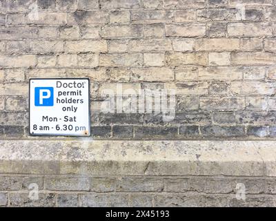 Parking réservé aux détenteurs d'un permis de médecin, Cambridge, Angleterre. Banque D'Images