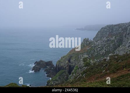 Paysages magnifiques en France, Bretagne. Pointe du Van à Plogoff. Jour de printemps nuageux. Mise au point sélective Banque D'Images