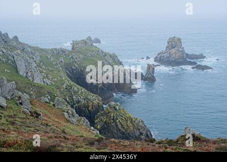 Paysages magnifiques en France, Bretagne. Pointe du Van à Plogoff. Jour de printemps nuageux. Mise au point sélective Banque D'Images