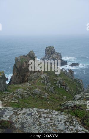 Paysages magnifiques en France, Bretagne. Pointe du Van à Plogoff. Jour de printemps nuageux. Mise au point sélective Banque D'Images