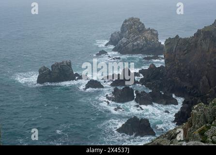 Paysages magnifiques en France, Bretagne. Pointe du Van à Plogoff. Jour de printemps nuageux. Mise au point sélective Banque D'Images