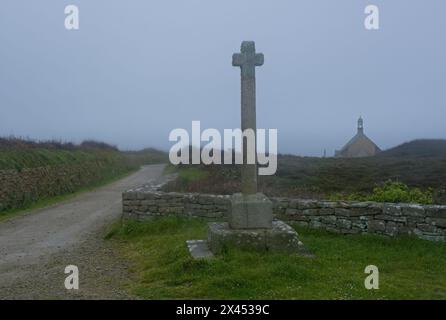 Paysages magnifiques en France, Bretagne. Pointe du Van à Plogoff. Jour de printemps nuageux. Mise au point sélective Banque D'Images