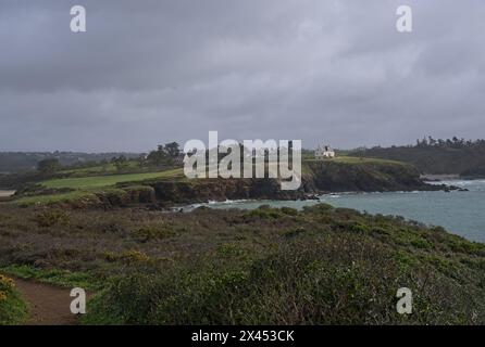 Paysages magnifiques en France, Bretagne. Finistère, Bretagne. Hameaux de Treberon. Jour de printemps nuageux. Maisons sur la falaise. Mise au point sélective Banque D'Images