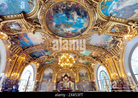 Salle à manger à le train Bleu, Gare de Lyon, Paris, France. Frappantes sont les 41 somptueuses peintures murales et de plafond, qui représentent des scènes de France. Banque D'Images