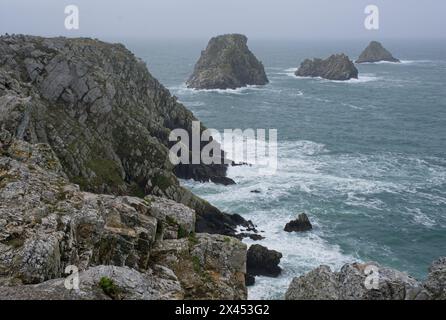 Paysages magnifiques en France, Bretagne. Pointe de Pen Hir. Jour de printemps nuageux. Mise au point sélective Banque D'Images