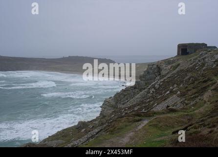 Paysages magnifiques en France, Bretagne. Bunker allemand sur une falaise. Seconde Guerre mondiale. Jour de printemps nuageux. Mise au point sélective Banque D'Images