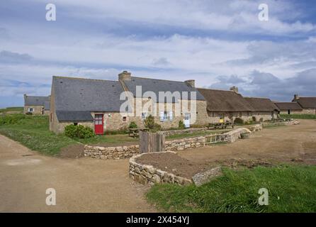 Kerlouan, France - 7 avril 2024 : Meneham village, Kerlouan, Finistère, Bretagne (Bretagne), France. Maison entre les rochers. Journée de printemps ensoleillée. Sélectiv Banque D'Images