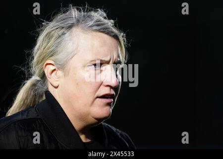 Photo datée du 17/04/24 de la manager de Chelsea, Emma Hayes, qui insiste sur le fait que Chelsea a « quitté » sa sortie controversée de la Champions League et est maintenant entièrement concentrée sur la « petite » chance de remporter un cinquième titre consécutif de Super League féminine. Date d'émission : mardi 30 avril 2024. Banque D'Images