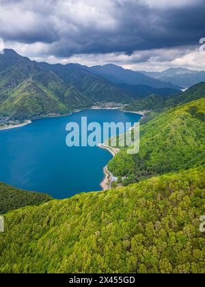 Vue aérienne du lac volcanique Saiko dans la région du Mont Fuji au Japon Banque D'Images