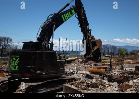 Maui, États-Unis. 18 avril 2024. U. Le S Army corps of Engineer Workers utilise de l'équipement lourd lors des opérations de nettoyage et d'enlèvement à la suite des feux de forêt qui ont balayé le village historique de Lahaina, le 18 avril 2024 à Maui, Hawaï. Les incendies qui ont balayé le 8 août 2023 ont détruit 80% de la ville et tué plus de 100 personnes. Crédit : Makenzie Leonard/USACE/Alamy Live News Banque D'Images