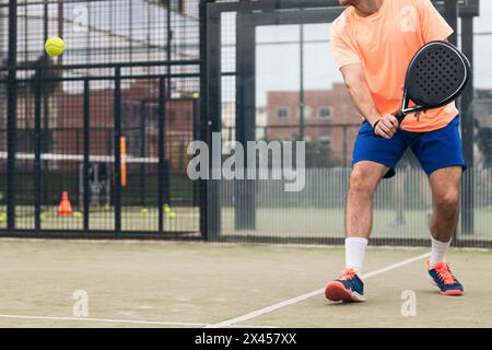jeune homme jouant au paddle-tennis Banque D'Images
