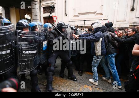 Turin, Italie. 29 avril 2024. Les manifestants affrontent la police anti-émeute lors d'une manifestation devant la réunion des ministres du G7 sur le climat, l'énergie et l'environnement. Crédit : meilleures images/Alamy Live News Banque D'Images