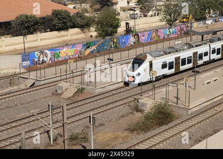 Dakar, Sénégal. 19 avril 2024. Nicolas Remene/le Pictorium - chemins de fer TER et Sénégal - 19/04/2024 - Sénégal/Dakar/Dakar - le nouveau train express régional Dakar-AIBD (TER) ici en gare de Dakar, Sénégal, le 19 avril 2024. Crédit : LE PICTORIUM/Alamy Live News Banque D'Images