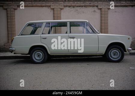 Berline blanche classique dans la rue. Banque D'Images