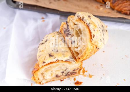 Crookie à pâtisserie sucrée française tendance, un hybride de croissant avec des biscuits au beurre sucré avec des gouttes de chocolat garniture cuite au four et glaçage Cookie Banque D'Images